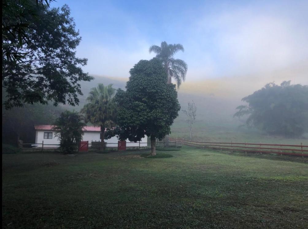 Vila Vivenda Dos Guaranys -Um Projeto Ecologico - Casa Conservatória Exteriér fotografie